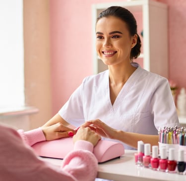 estetista con un sorriso gentile che cerca di capire cosa vorrebbe la cliente 