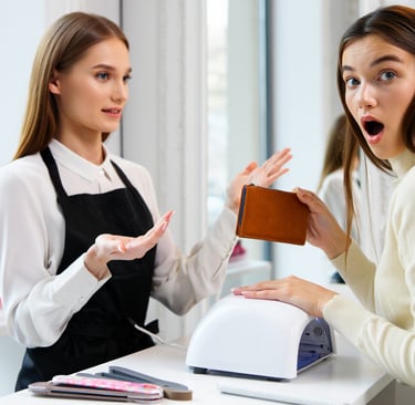 cliente con faccia sorpresa e un portafoglio di cuoio in mano mentre sorpresa paga la sua estetista 