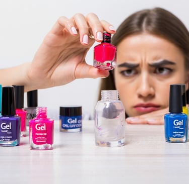 ragazza con faccia confusa che cerca di capire quale smalto usare tra tutti i colori