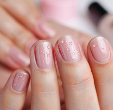 unghie grasse e umide con goccioline d'acqua