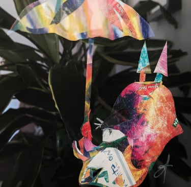 Gros plan du collage Gardien des Rêves en étiquettes de bière, par Marion Guizzardi, artiste et créatrice, Montpellier