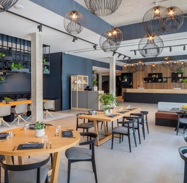 Innside Melaie Hotel Luxembourg restaurant with a large table and chairs