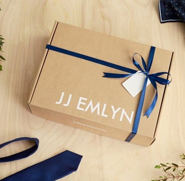Cajas de carton kraft, color negro y blancas disponibles en distintos tamaños, todas personalizables