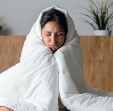 personne fatiguée en hiver, introspection, écouter son corps, ambiance douce intérieure