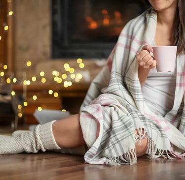 Stress chronique et surcharge émotionnelle : ce que dit le système nerveux femme hiver plaid cafe