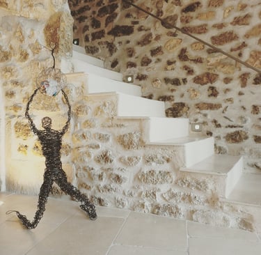 l'homme à genoux sculpture fil de fer artiste Wilfrid Bricourt Ménerbes Lubéron
