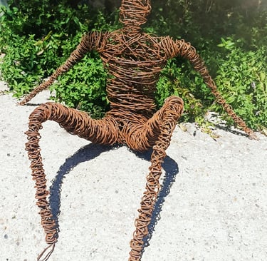 homme assis sculpture fil de fer artiste Wilfrid Bricourt