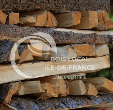 une pile de bûches empilées les unes sur les autres