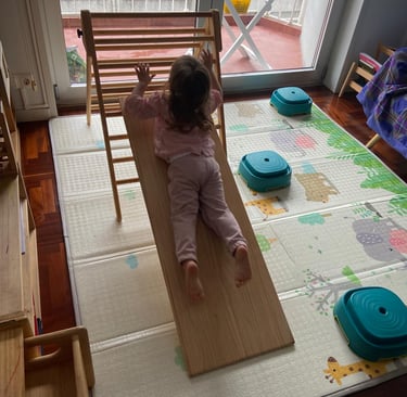 criança a descer o triângulo de Pikler sem intervenção do adulto durante babysitting