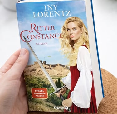 Buch Ritter Constance von Iny Lorentz in der Hand gehalten, sichtbares Buchcover
