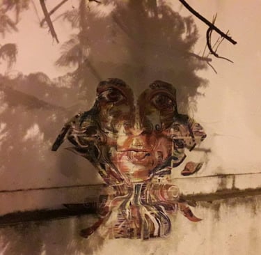 en cours de collage nocturne, les lumières ont projeté avec l'ombre une chevelure éphémère sur la composition