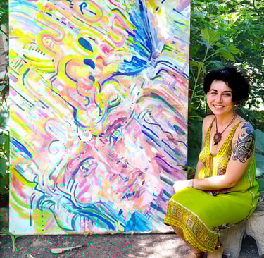 Naía à côté d'une de ses peintures acryliques grand format