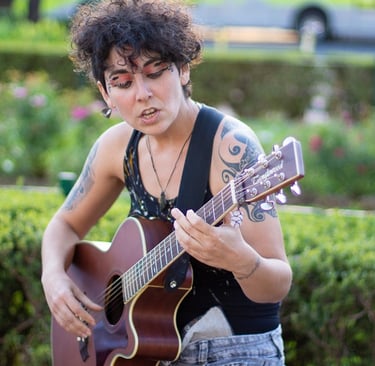 Naía jouant de la guitare dans les rues de Belo Horizonte - BR