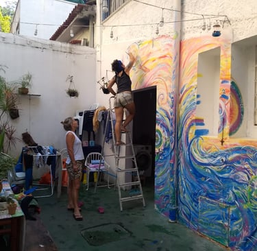 peinture murale réalisée à Rio de Janeiro avec un fond marin et animaux marins sur un coucher de soleil