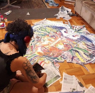 Naía découpe la composition réalisée sur papier journal avant d'aller la coller dans les rues de Belo Horizonte