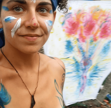 Selfie de Naía en face de sa peinture pour l'évenement jambazarte das minas