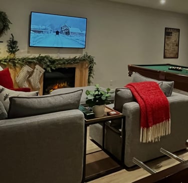 Un salon avec une table de billard