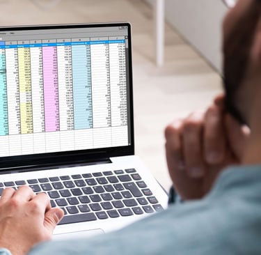 EMPRESÁRIO PREOCUPADO OLHANDO PLANILHA EM LAPTOP