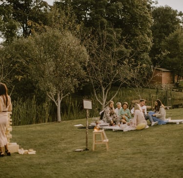 vestuvės gamtoje ir svečiai pievoje