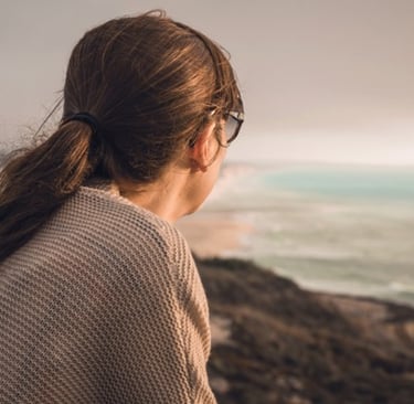 mijmerende vrouw aan zee