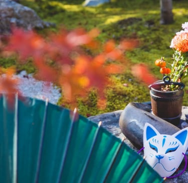 Arranjo de flores coloridas ao ar livre em jardim zen com máscara kitsune e elementos decorativos ja