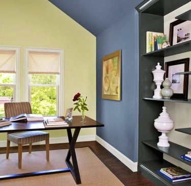 Home office decorado com paredes em azul e amarelo claro, cores que aumentam a produtividade