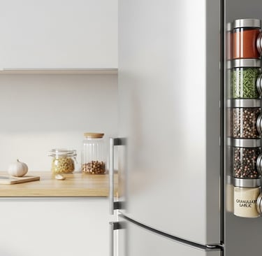 Potes magnéticos de inox com temperos fixados na lateral de uma geladeira inox.