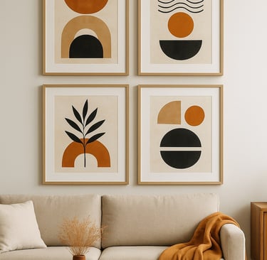 Sala de estar com sofá bege, manta ocre e quatro quadros abstratos emoldurados pendurados na parede 