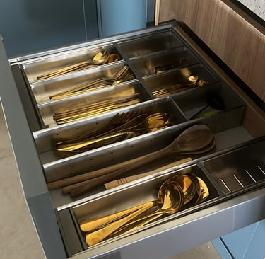 Divisória interna de cozinha, cozinha planejada em casa de Brasília no Park Way