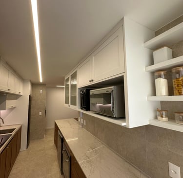 cozinha planejada clara de apartamento, cozinha planejada brasília no sudoeste