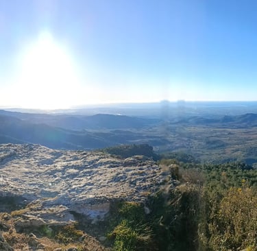 Minimalistisches Wellness-Retreat in der spanischen Landschaft, frühes Morgenlicht