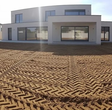 Casa nueva, jardín vacío, el terreno seco preparado para empezar el jardín