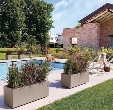 jardineras matheria alrededor de una piscina