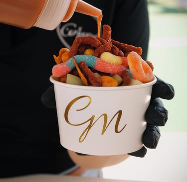 snacks gomitas chicharrones cacahuates en vaso personalizado con salsa