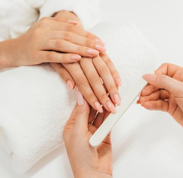 aplicando-gel-de-manicura-en-roma-norte