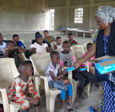 A volunteer providing food