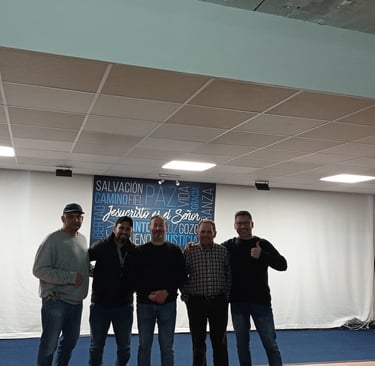 Trabajadores instalando cielo raso en nuestra iglesia