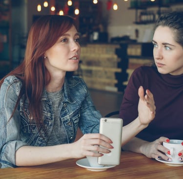 femme qui exprime ses besoins avec confiance et calme