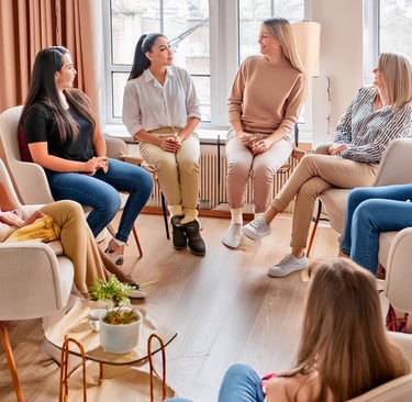groupe de parole entre 8 femmes assises en cercle 