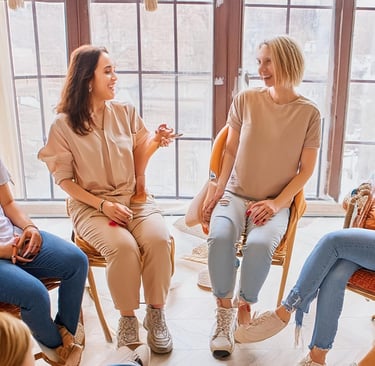 femmes assises en cercle qui parlent entre elles lors d'un groupe de parole