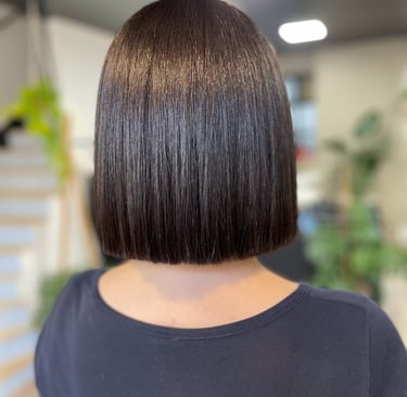 une femme avec une coupe courte et une coupe noire