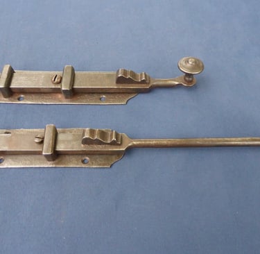 De l’ancien français targete, dérivé de targe « bouclier de fer »