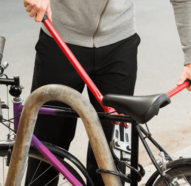 dépannage de cadenas vélo réalisé par un serrurier en pleine intervention bordeaux