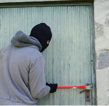 Le cambrioleur en action sur une porte de maison