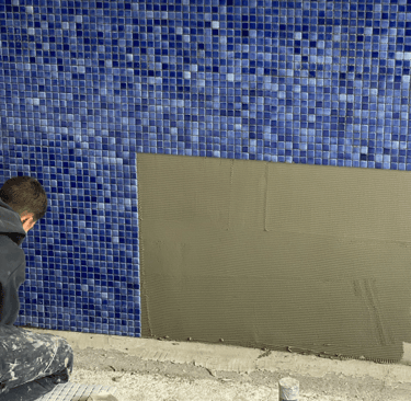Individueller Poolbau aus Beton mit Mosaik – Maßanfertigung für höchste Qualität.