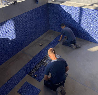 Pool Mosaik verlegen – präzise Handarbeit für ein exklusives Design.