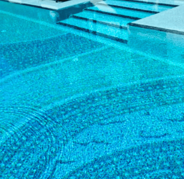 Edle Glasmosaikfliesen für Pools – beständig gegen Chlor und einfach zu reinigen.