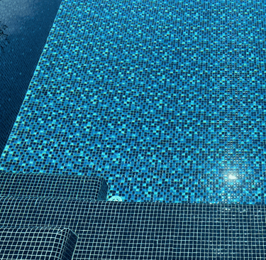 Mosaik Pool im Garten – stilvolle Wand- und Bodenverkleidung für mehr Ästhetik.