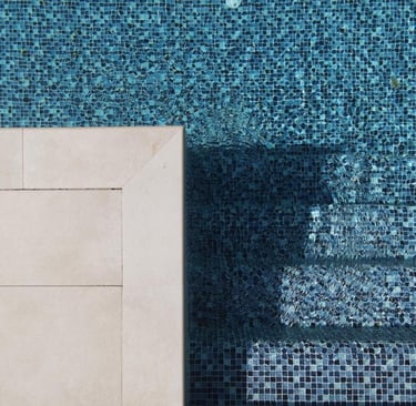 „Schritt-für-Schritt Poolbau mit Mosaikfliesen – von der Planung bis zur Fertigstellung.