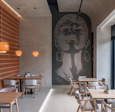 Glänzende Glasmosaik-Wand nach Fertigstellung – einzigartiges Design und hochwertige Verarbeitung.